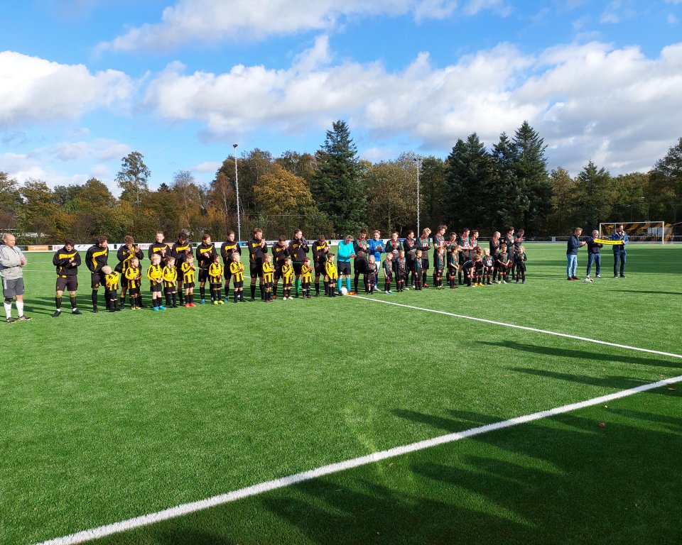 Foto: Nieuw kunstgrasveld ZSC Westerhoven feestelijk geopend