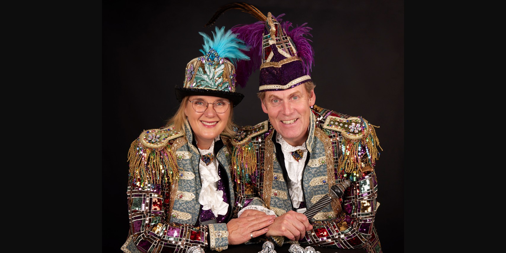 Foto: Prinsenpaar Andrew en Irene zwaait scepter in Osserijk