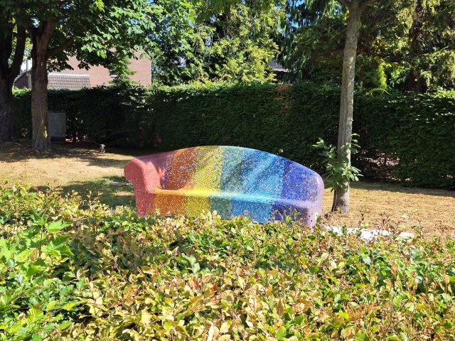 Foto: Gemeente Eersel plaatst regenboogbankjes in Wintelre en Vessem