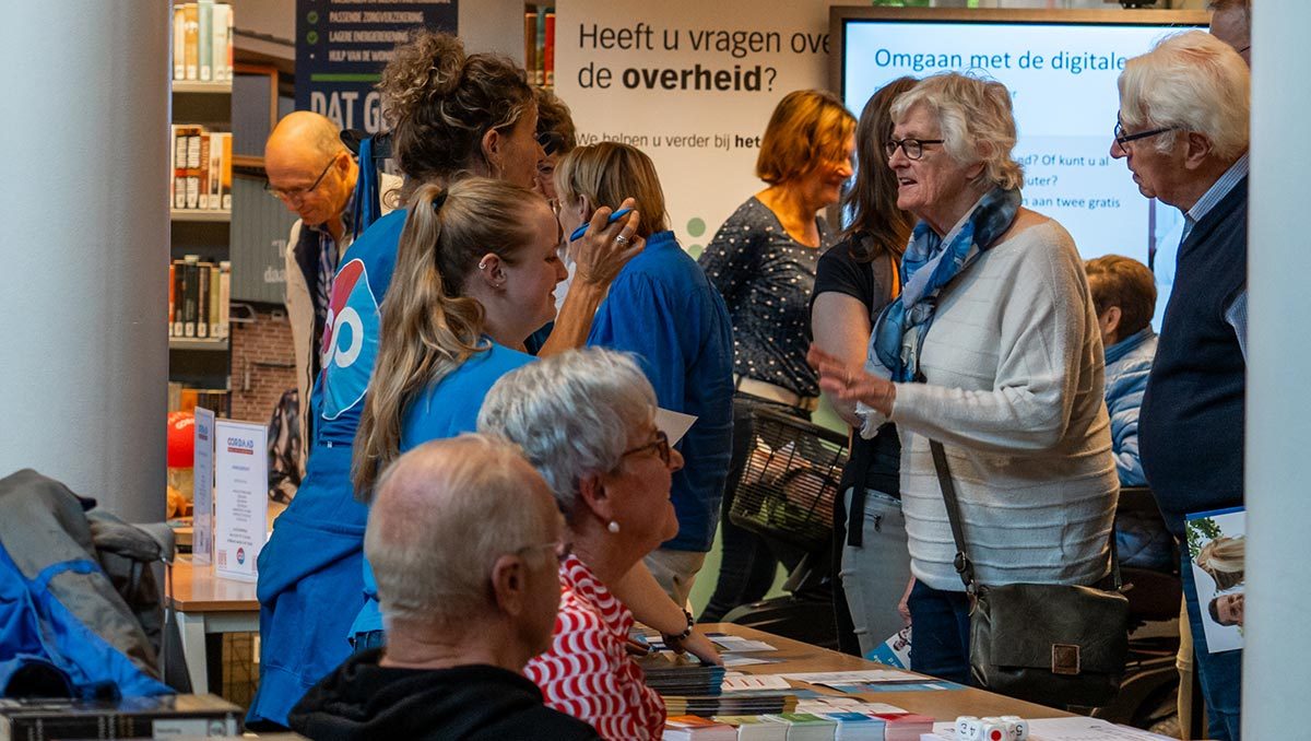 Foto: Seniorenmarkt in De Hofnar druk bezocht