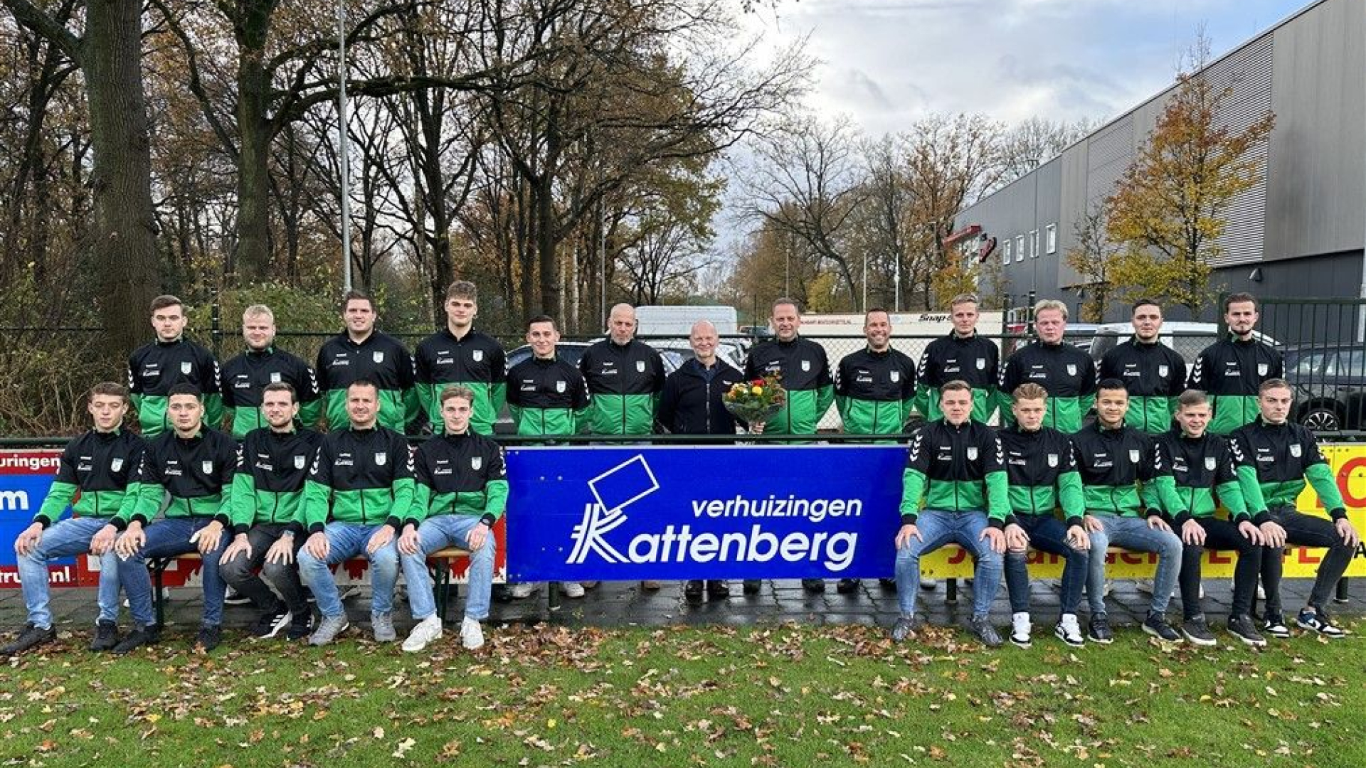 Foto: Nieuwe bordsponsor Mondial Kattenberg Verhuizingen sponsort presentatiejacks en presentatiepolo’s S.V. ‘t Harde 2