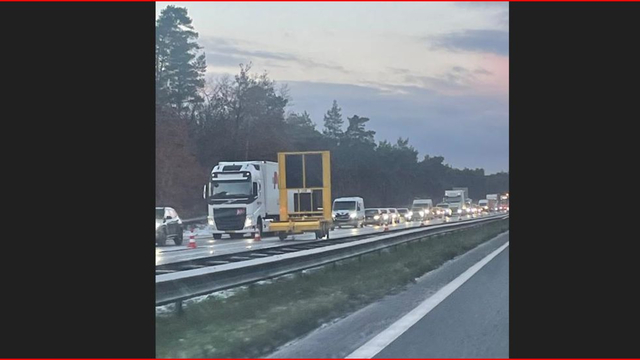 Foto: Flinke vertraging op de A28 door gekantelde vrachtwagen