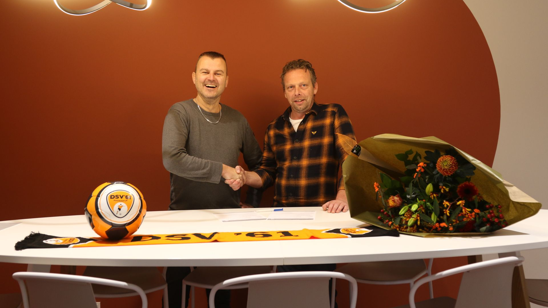 Foto: DSV’61 verwelkomt nieuwe Stersponsor Allround Zonwering uit Elburg