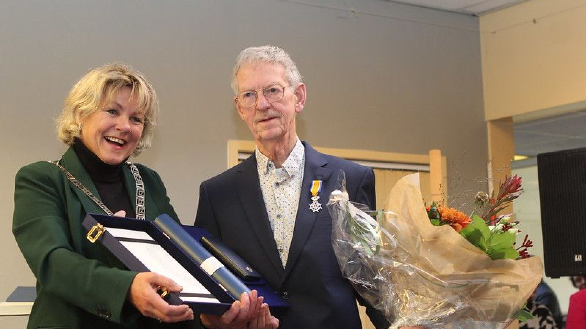 Foto: De heer Van Klaarbergen verrast met Koninklijke onderscheiding