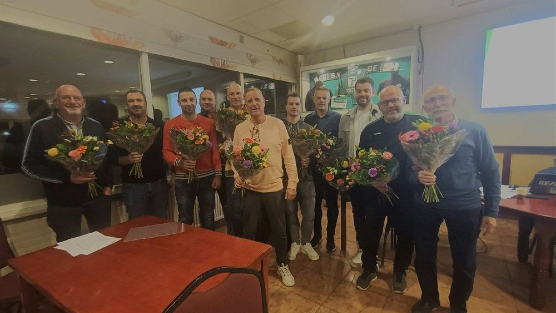 Foto: Huldigingen tijdens ledenvergadering S.V. ’t Harde