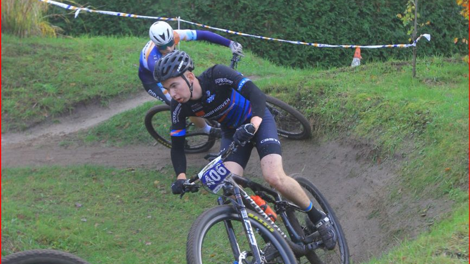 Foto: Rick Bos duelleert met eliterenners