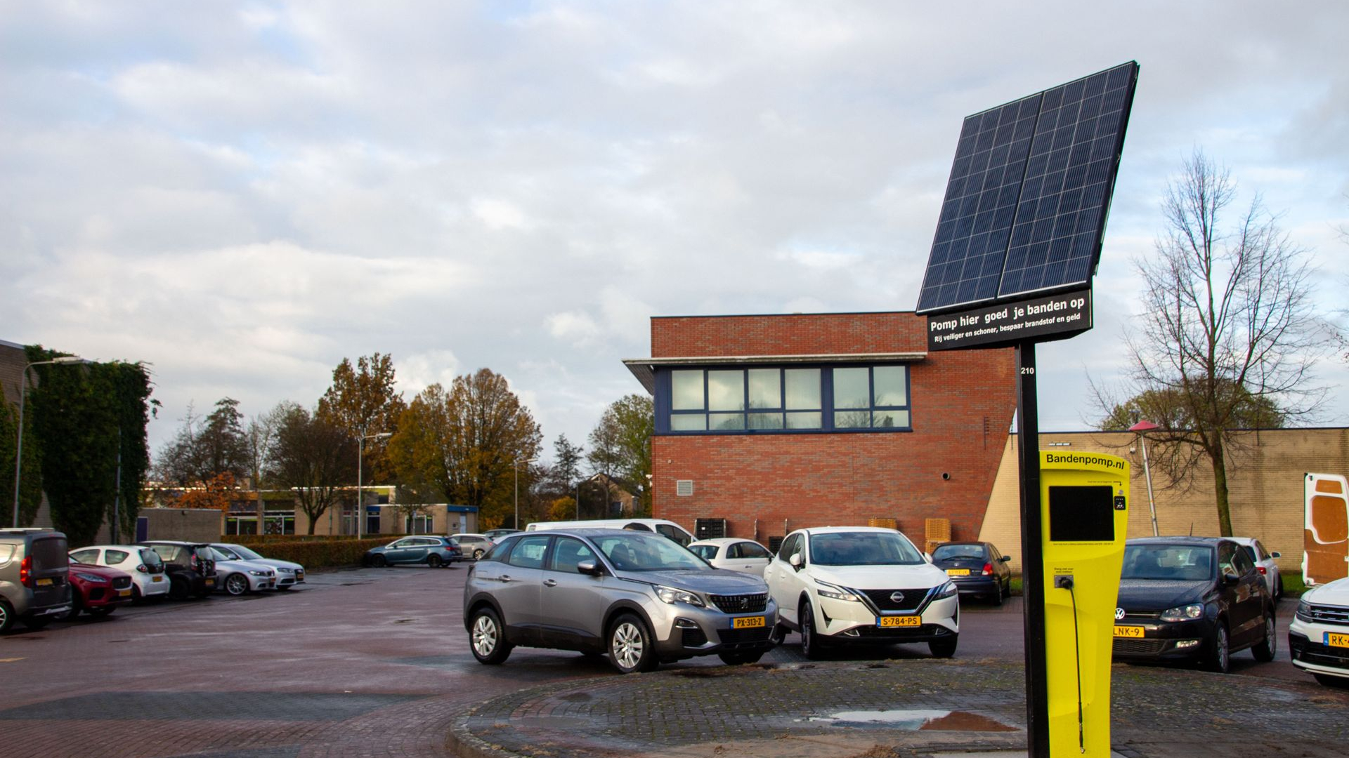 Foto: Slimme bandenpomp bij Winkelcentrum De Vrijheid in Elburg