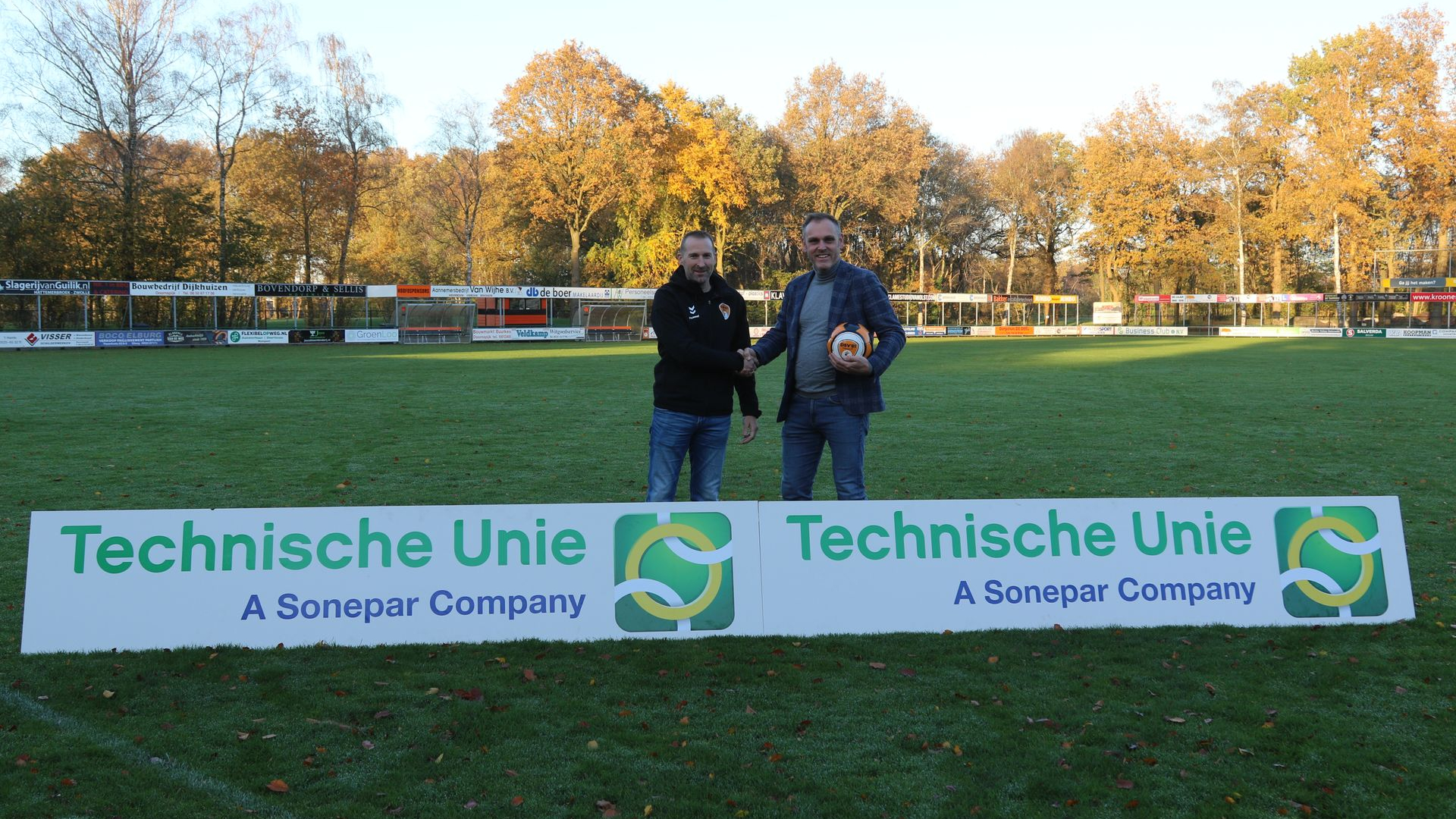 Foto: DSV’61 verwelkomt nieuwe bordsponsor Technische Unie Zwolle