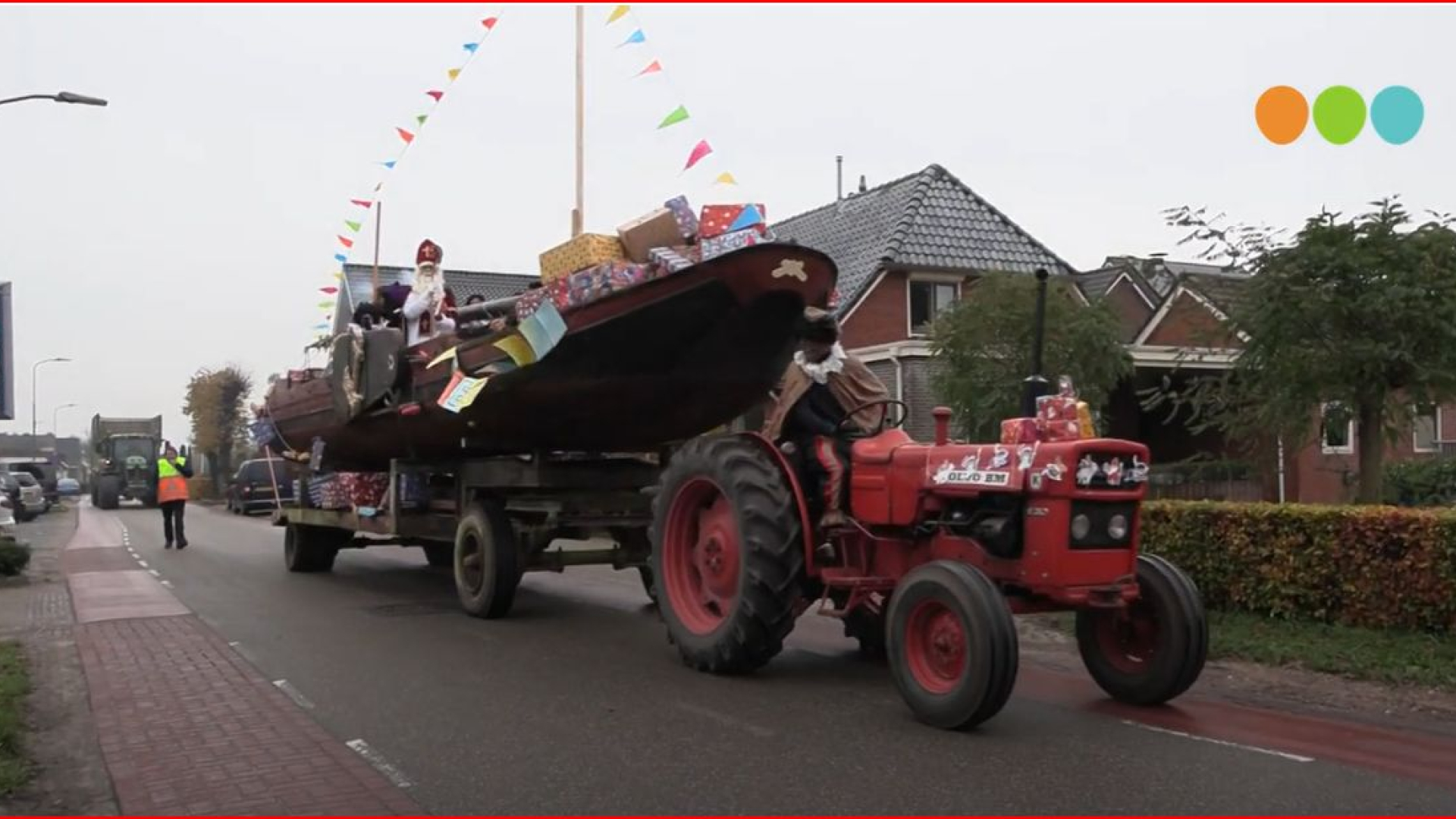 Foto: Sinterklaas komt met de boot aan in Oosterwolde
