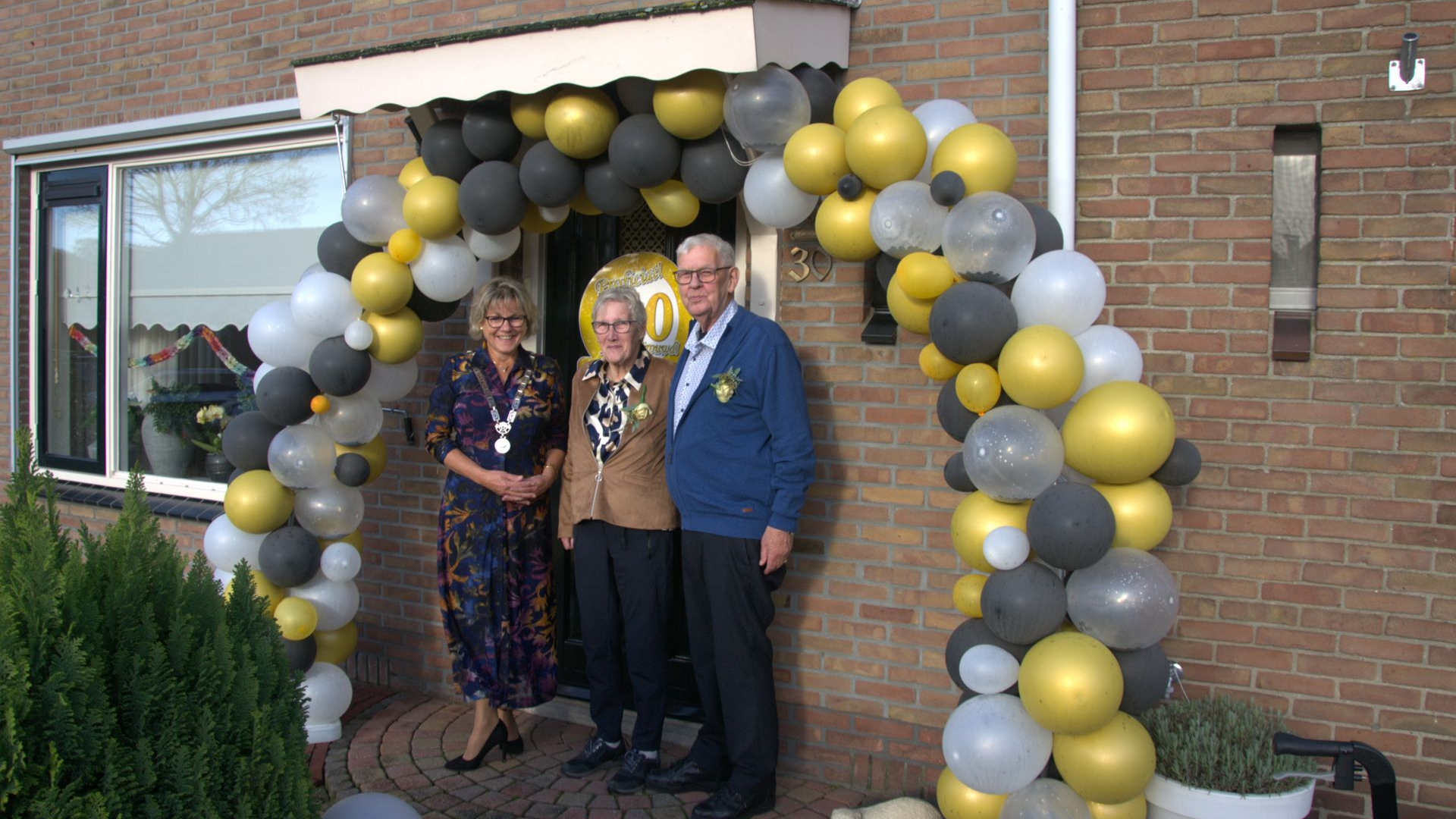 Foto: Diamanten huwelijk voor echtpaar  Van den Essenburg uit Hattemerbroek