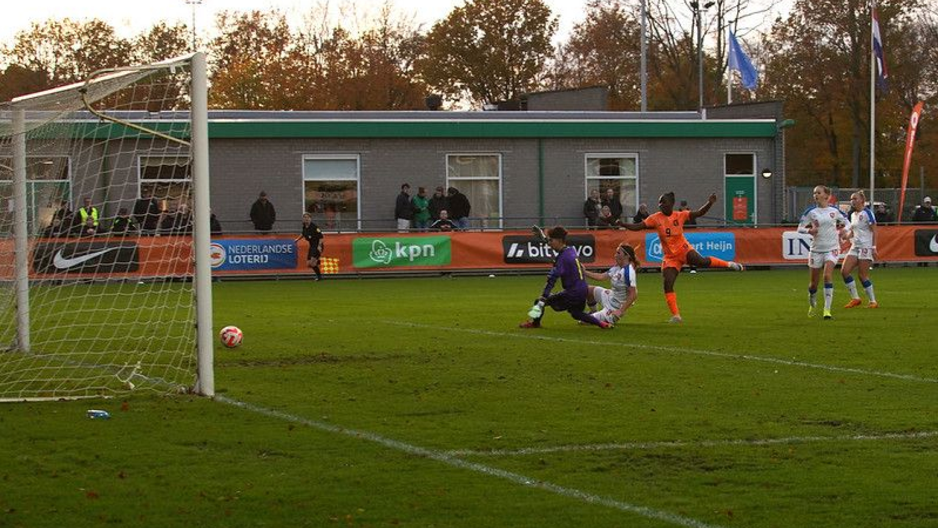Foto: Oranje onder 16 behaalt ruime zege op sportpark Bovenmolen