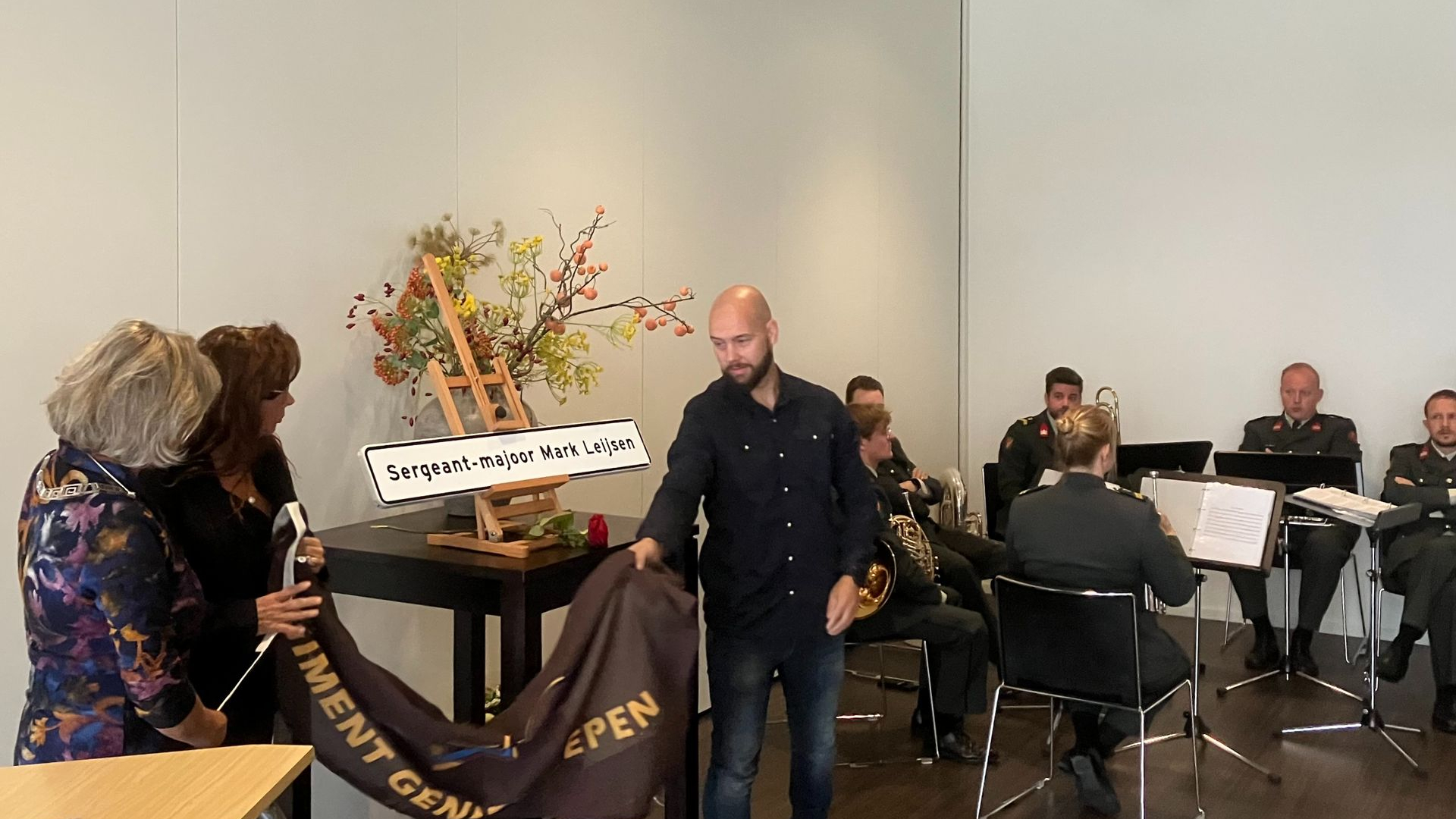 Foto: Naambord omgekomen militair Mark Leijsen onthuld op de Prinses Margrietkazerne