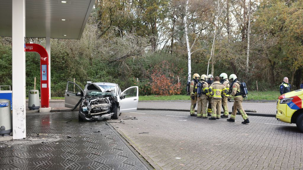 Foto: Auto botst in volle vaart tegen pijler tankstation