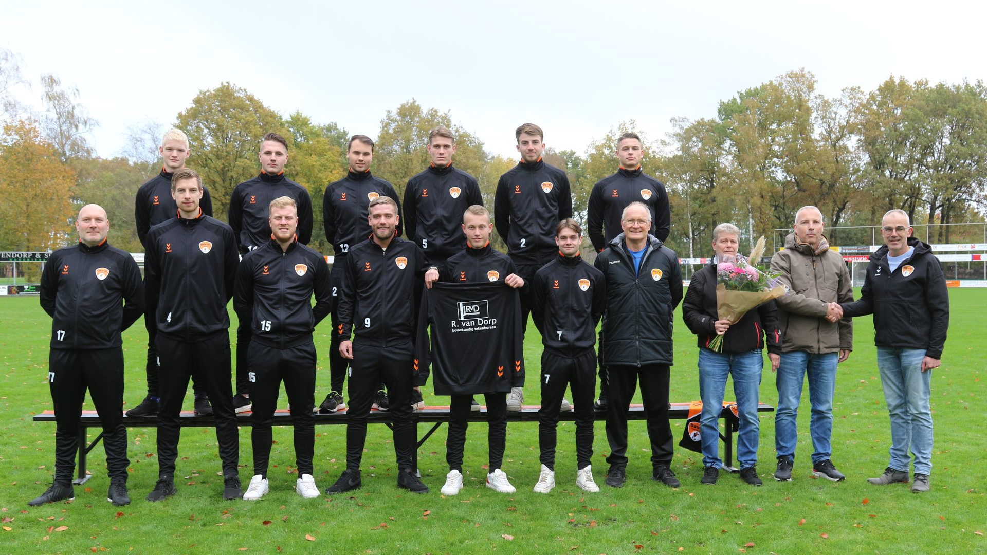 Foto: Trainingspakken voor het tweede elftal van DSV’61