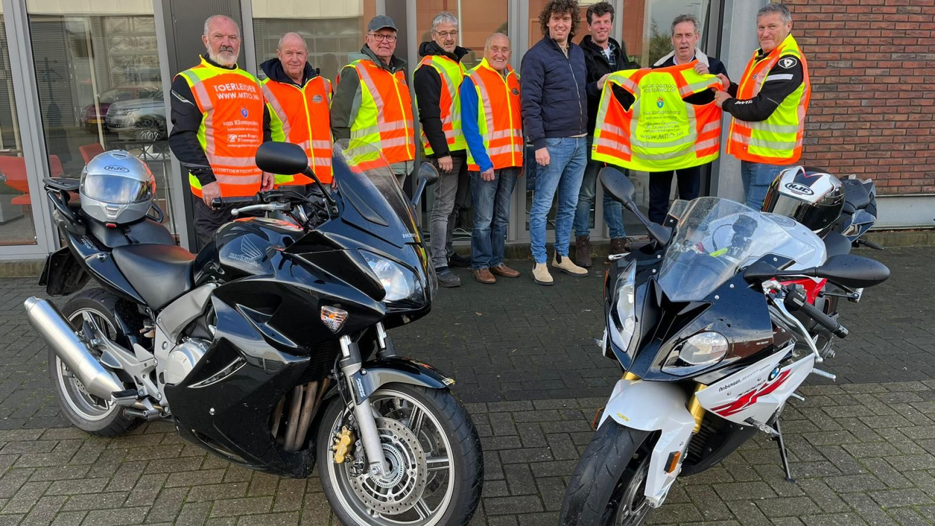 Foto: Nieuwe hesjes voor MTTO uit Oosterwolde