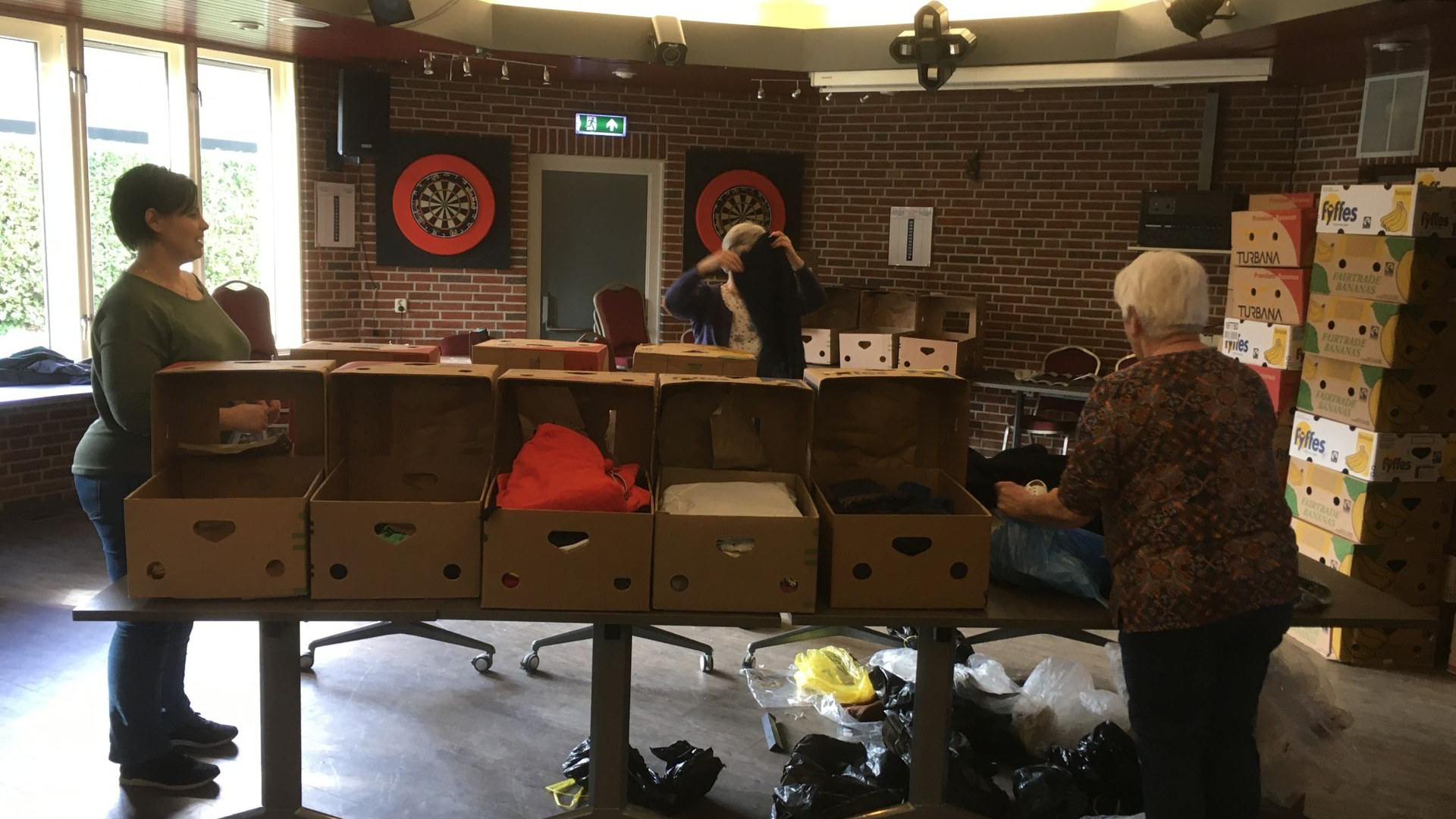 Foto: 254 bananendozen vol hulpgoederen voor Oekraïne