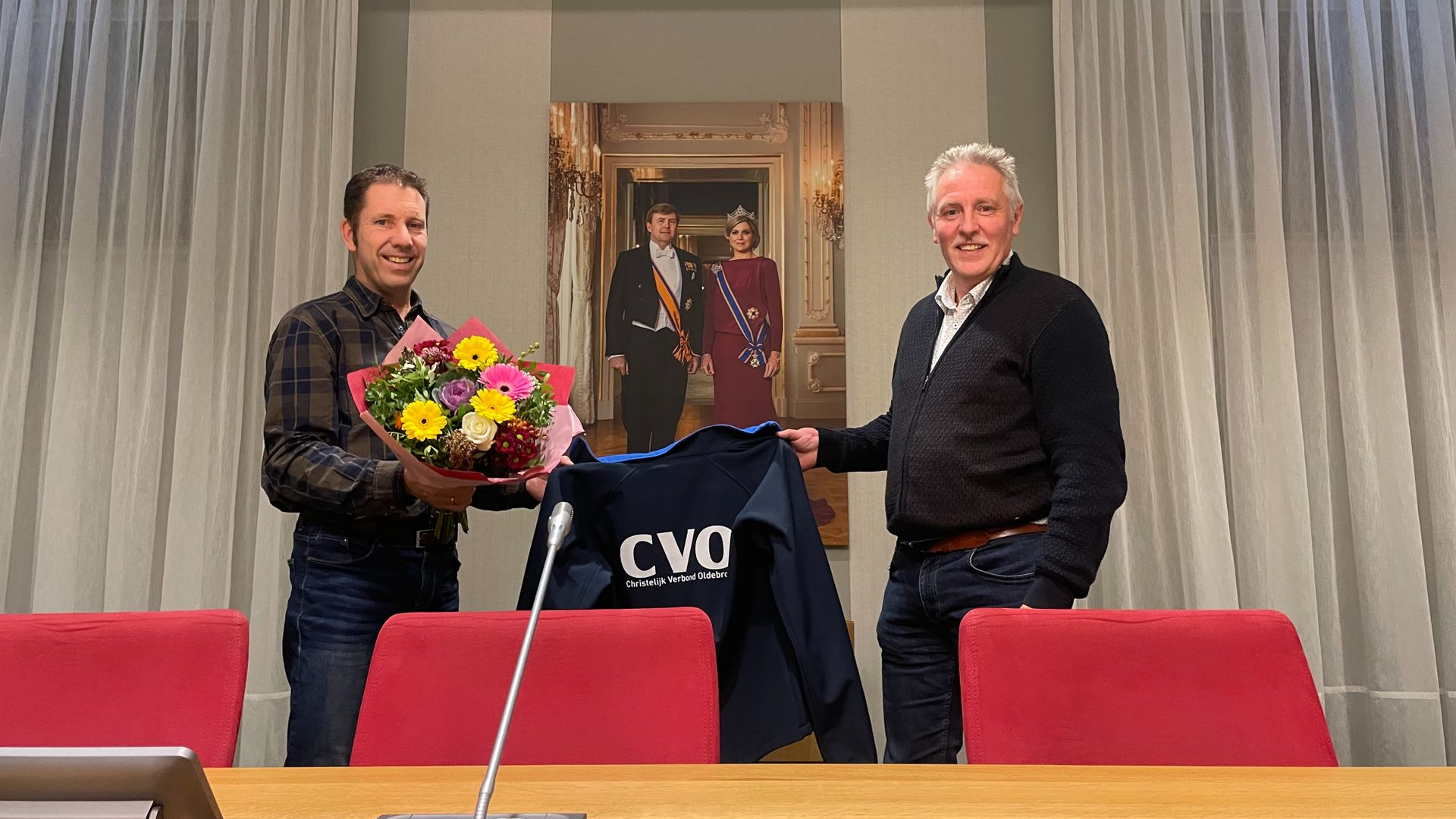 Foto: Jan Hofmeijer neemt het stokje over van Alfred van Loo als raadscommissielid