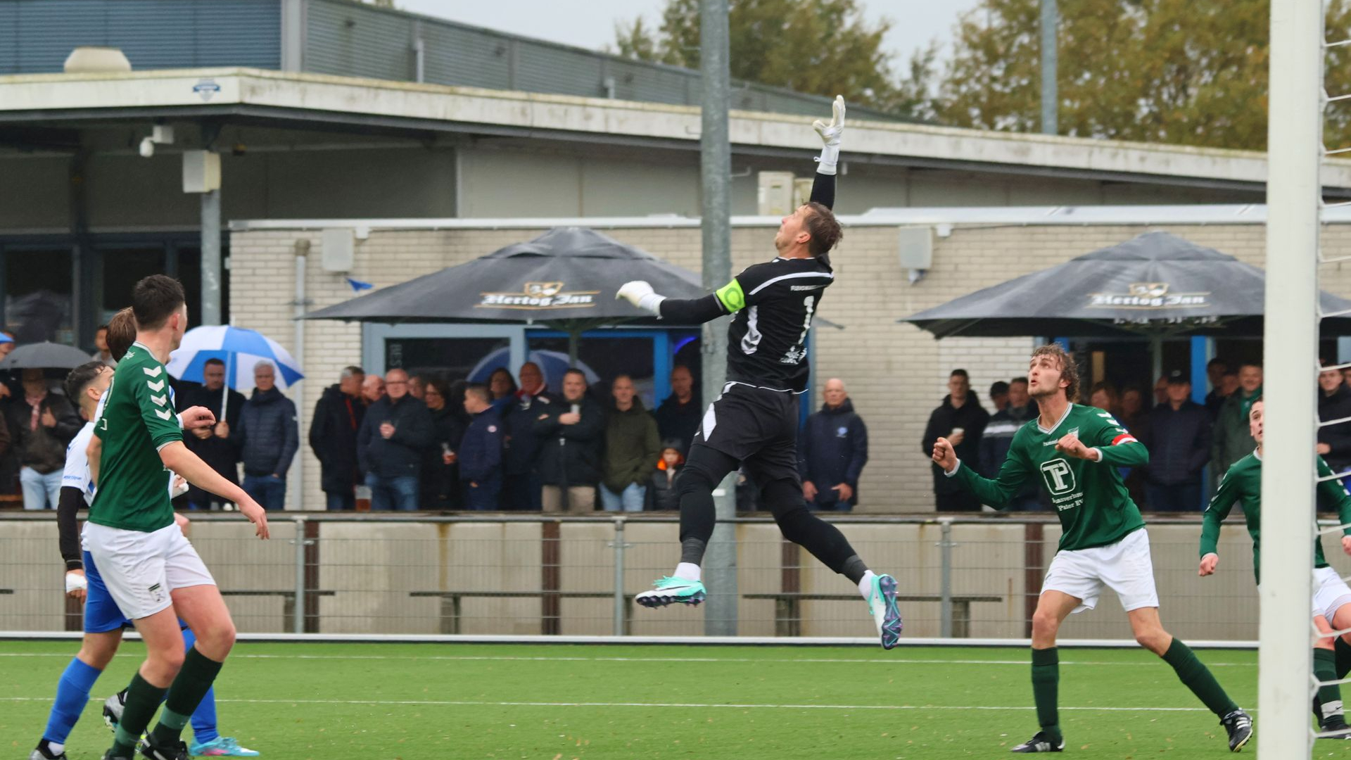 Foto: Zeewolde in extremis naast S.V. ’t Harde