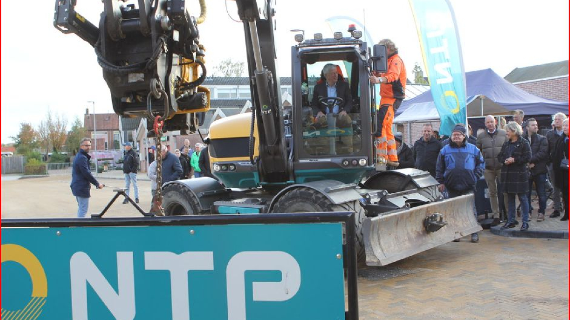 Foto: Wethouder Ben Engberts opent heringerichte winkelcentrum Meidoornplein