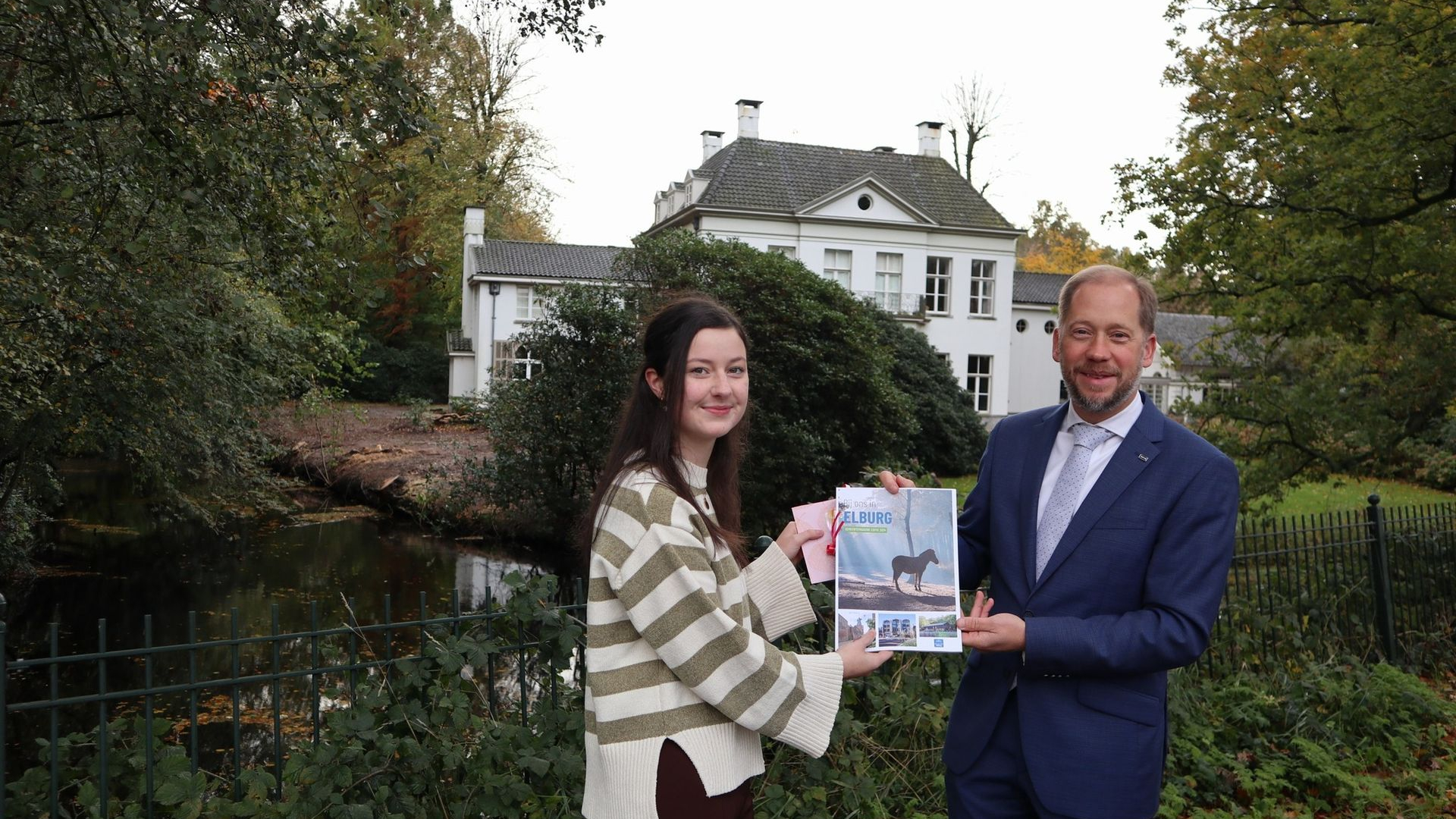 Foto: Jarnice van Deele ontvangt eerste exemplaar gemeentemagazine Elburg 2024