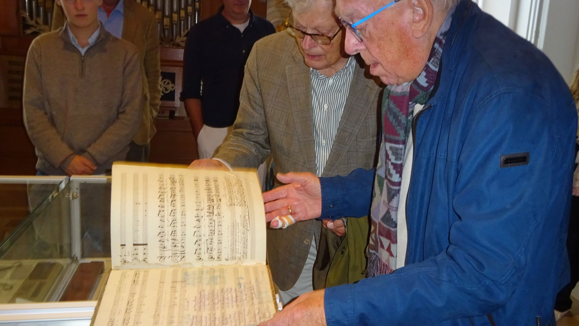 Foto: Familie ds Carel ter Linden schenkt handgeschreven muziekboek aan het Orgelmuseum