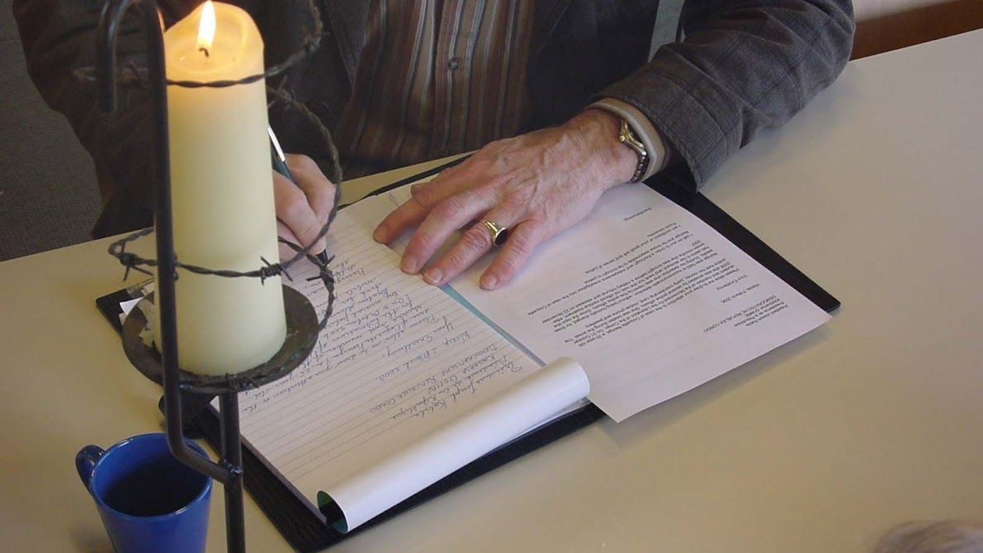Foto: Schrijfavond werkgroep Wezep van Amnesty International