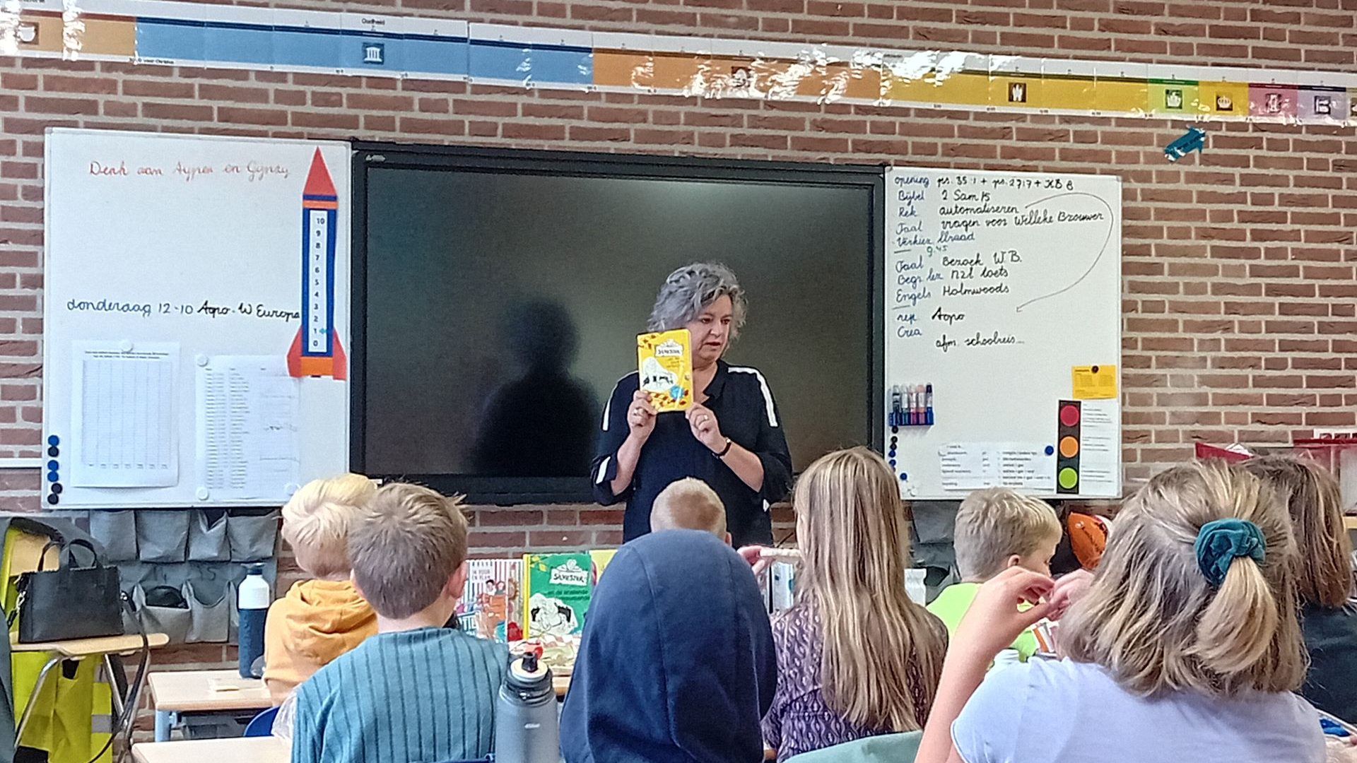 Foto: Schrijvers op bezoek bij scholen in Oldebroek