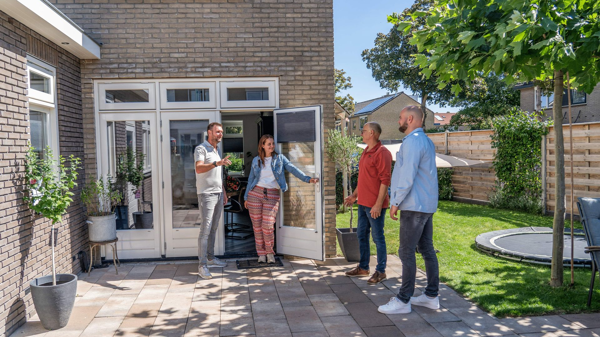Foto: Binnenlopen en rondkijken bij andere mensen thuis