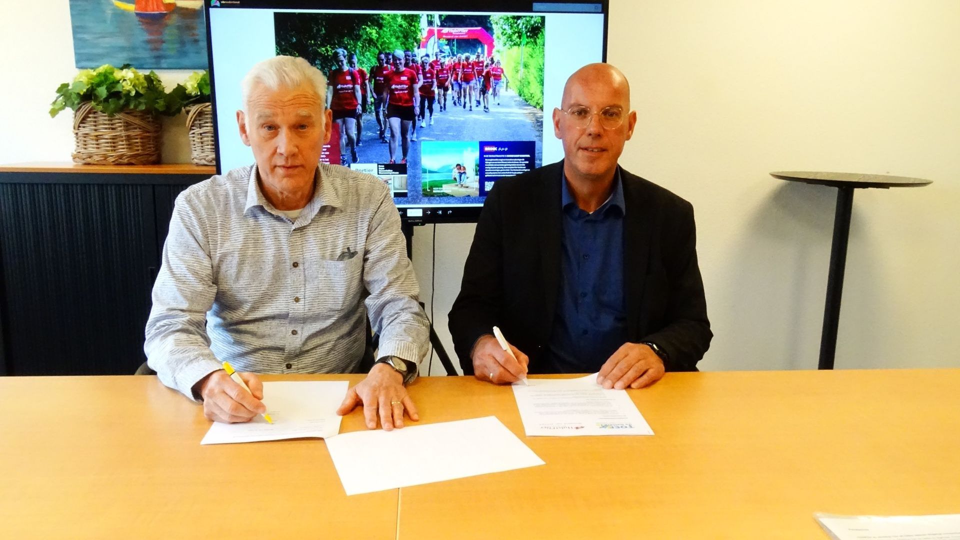 Foto: HulstFlier en stichting Toer de Dellen tekenen driejarige overeenkomst