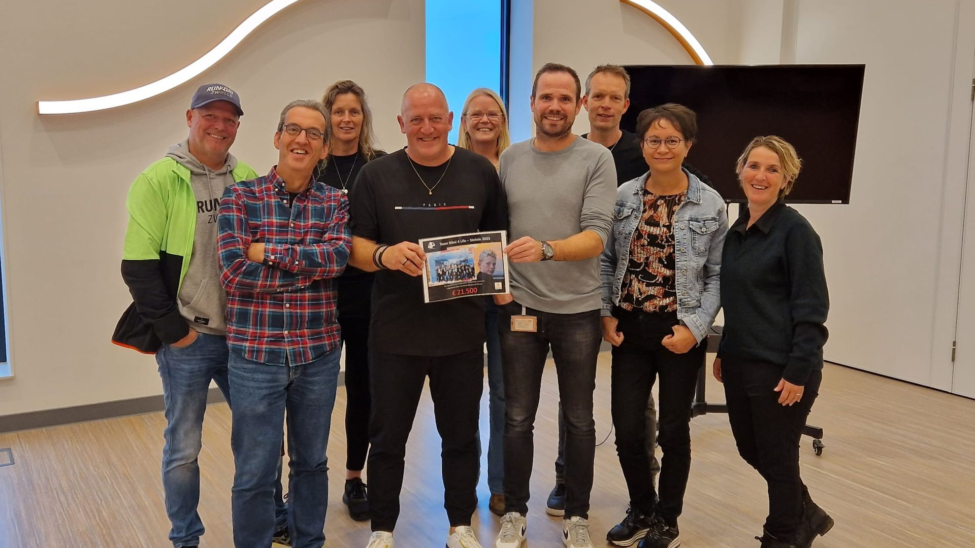 Foto: Team Nikai 4 Life overhandigt cheque van  € 21.500,-
