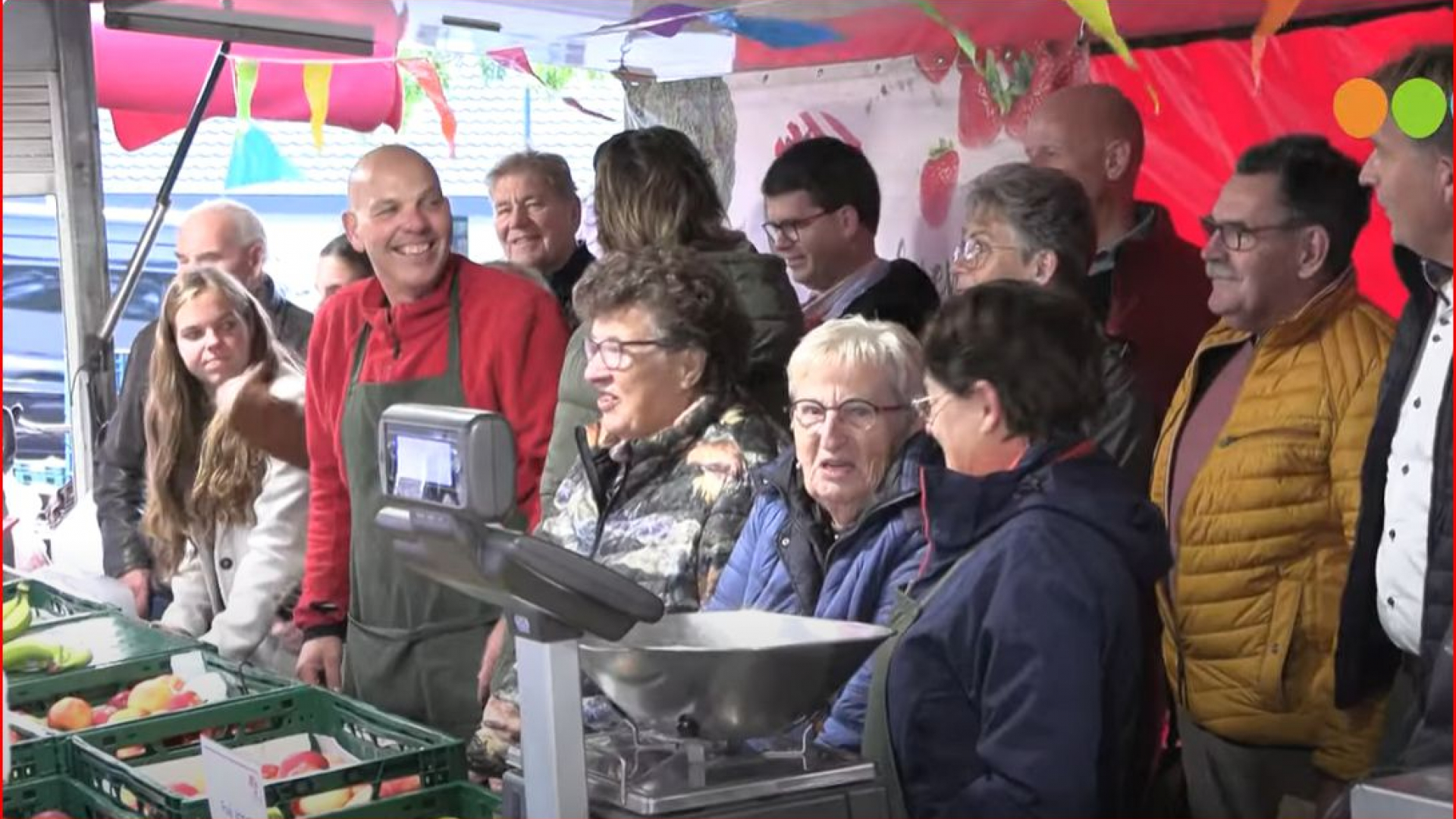 Foto: Marktkoopman Jaap stopt op de markt in Wezep