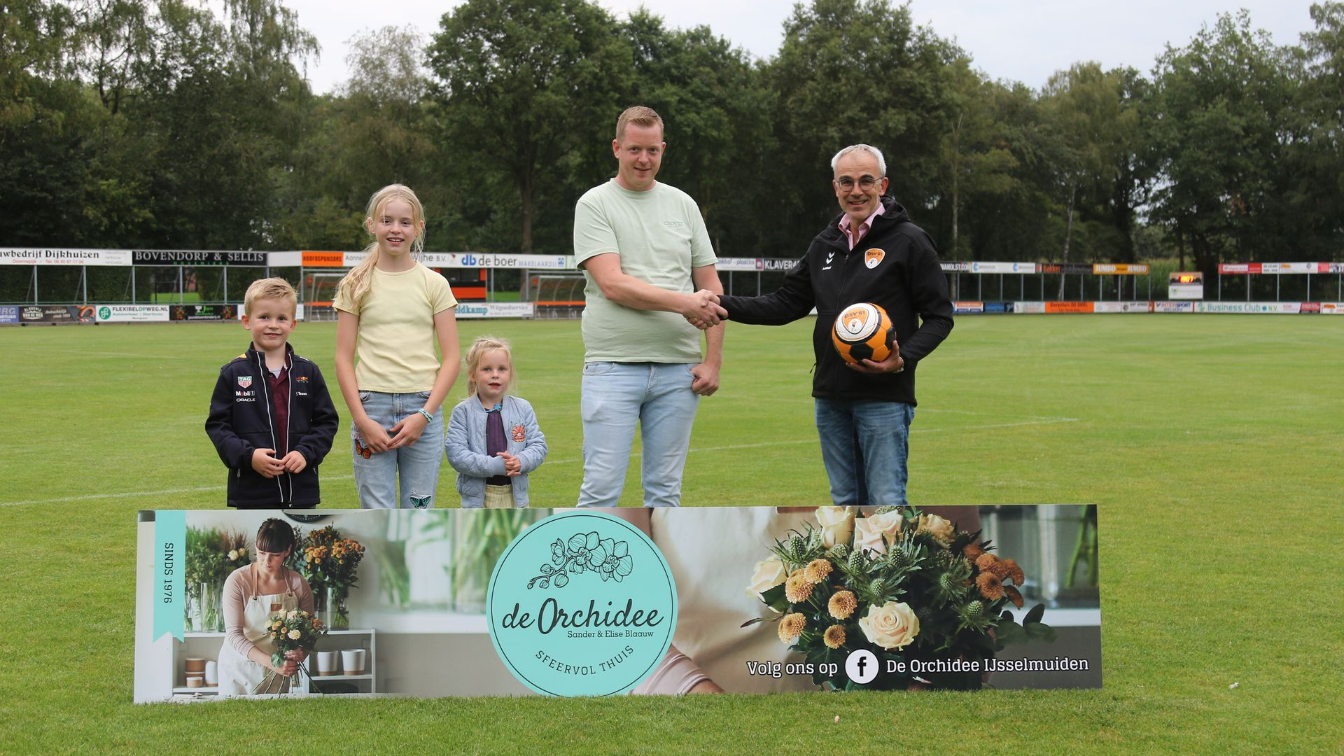 Foto: DSV’61 verwelkomt nieuwe bordsponsor Orchidee IJsselmuiden
