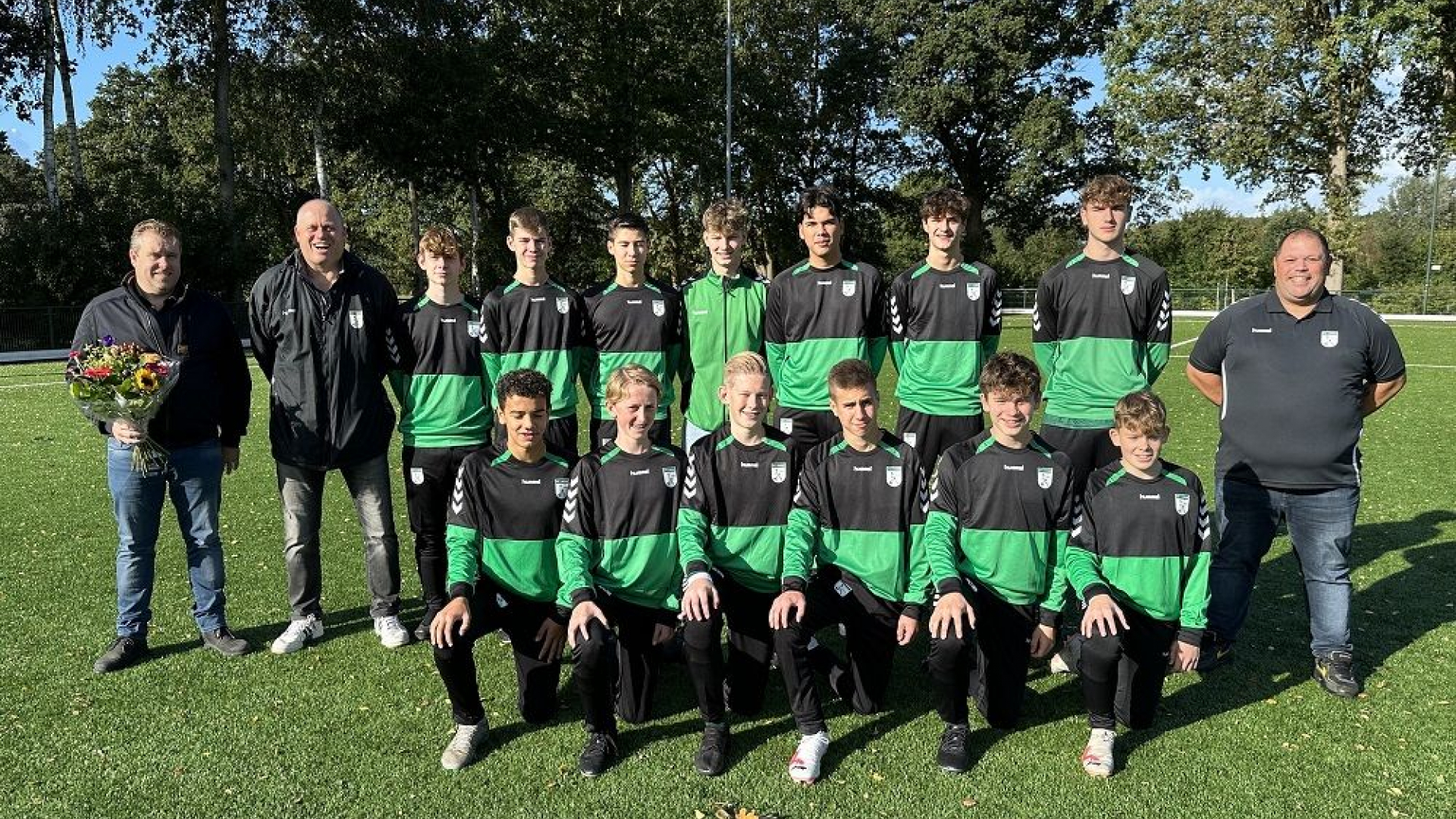 Foto: S.V. ‘t Harde JO17-1 compleet in het nieuw