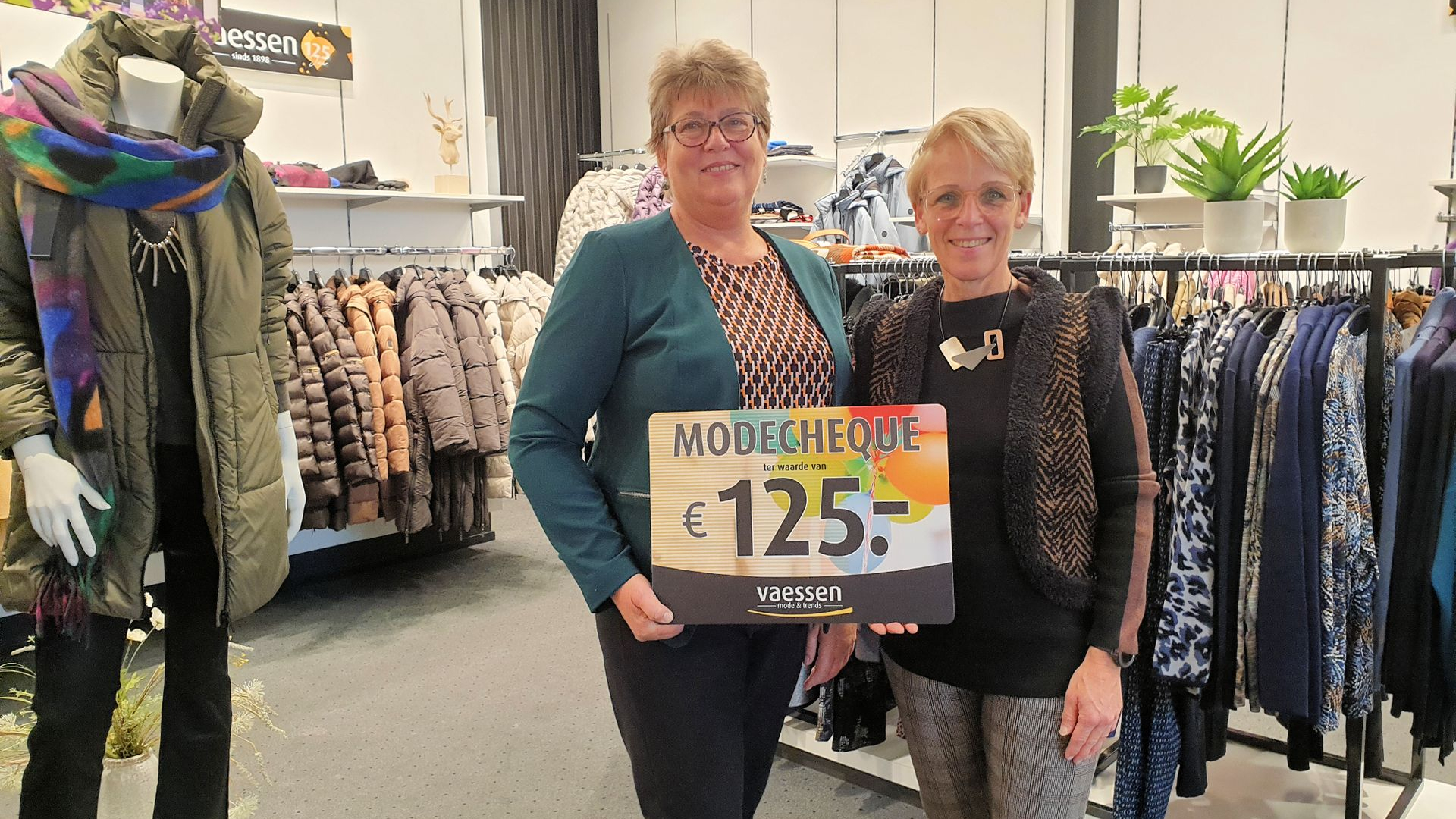 Foto: Modecheque uitgereikt bij Vaessen mode