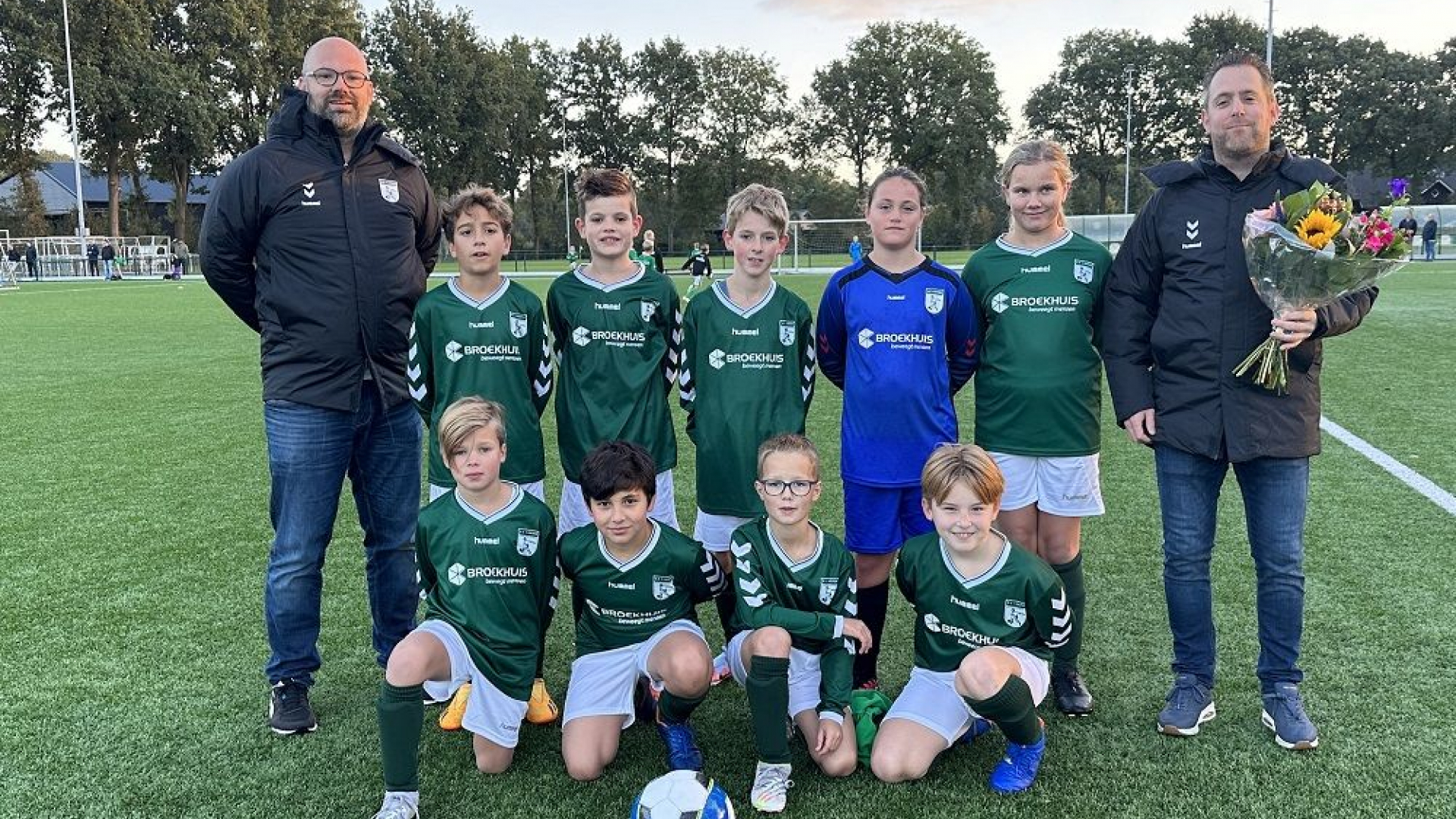 Foto: Broekhuis nieuwe tenuesponsor S.V. ‘t Harde JO11-2
