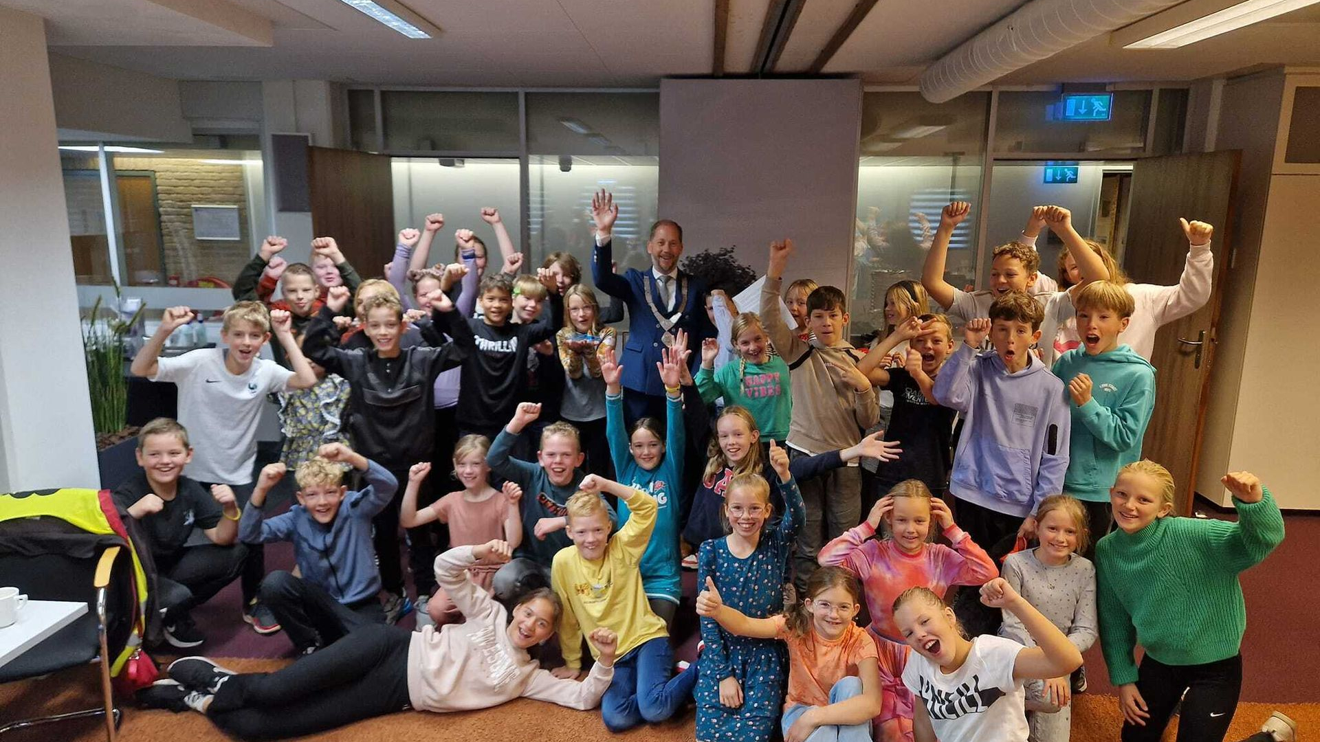 Foto: Scholieren ontbijten met burgemeester Jan Nathan Rozendaal