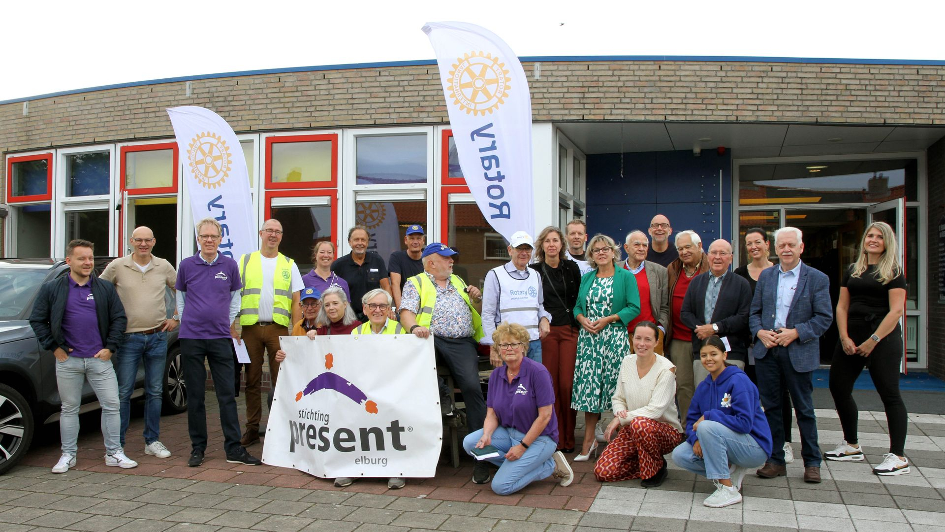 Foto: Rotary Oldebroek/Elburg en Stichting Present op pad met volle boodschappentassen