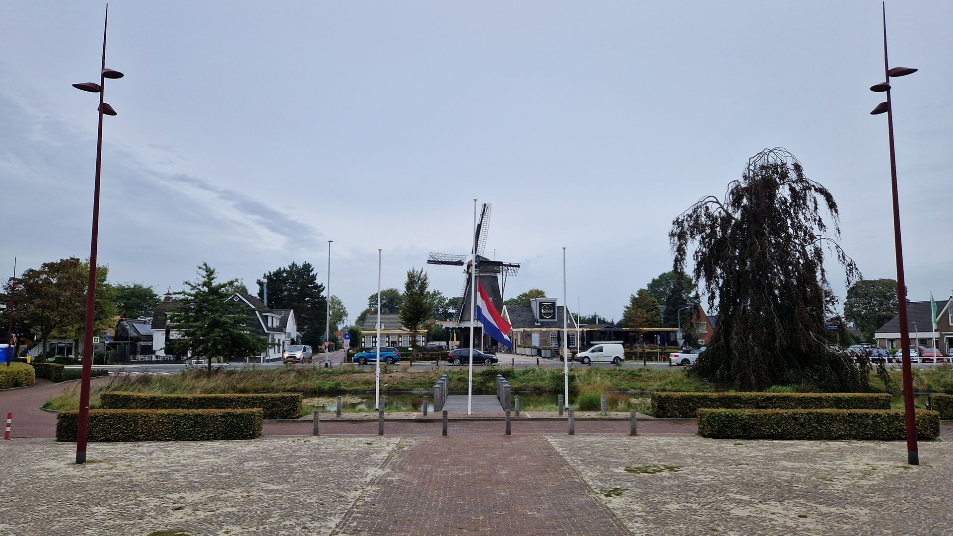 Foto: Elburg hangt Nederlandse vlag halfstok