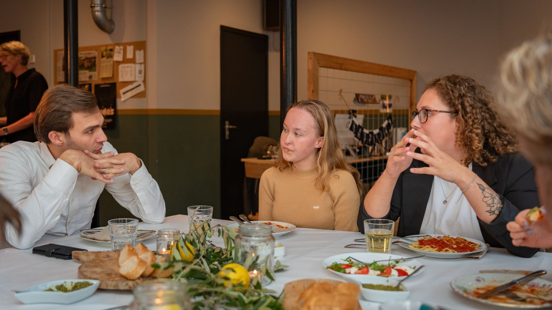 Foto: Demissionair staatssecretaris Maarten van Ooijen was op bezoek in Elburg
