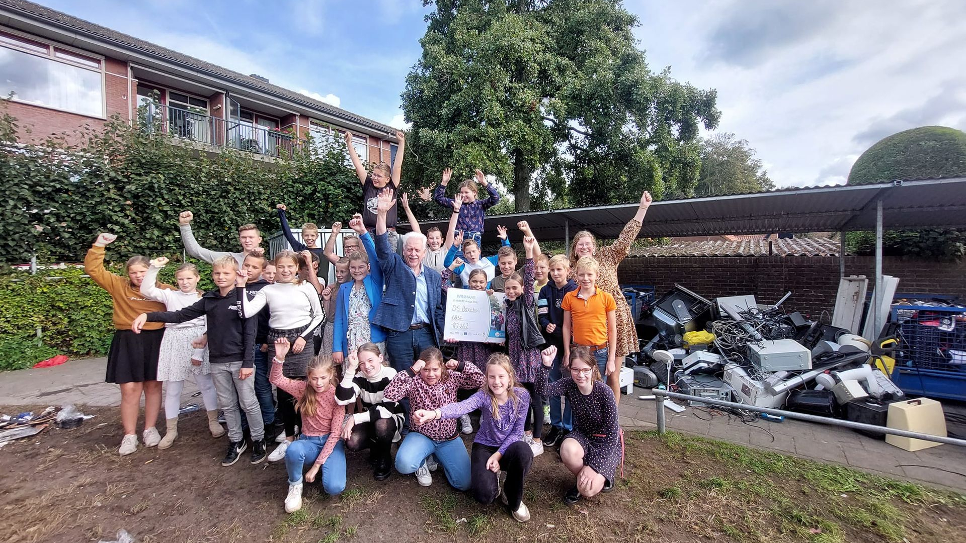 Foto: Basisschool Ds. Baxschool wint scholenstrijd tegen elektronisch afval