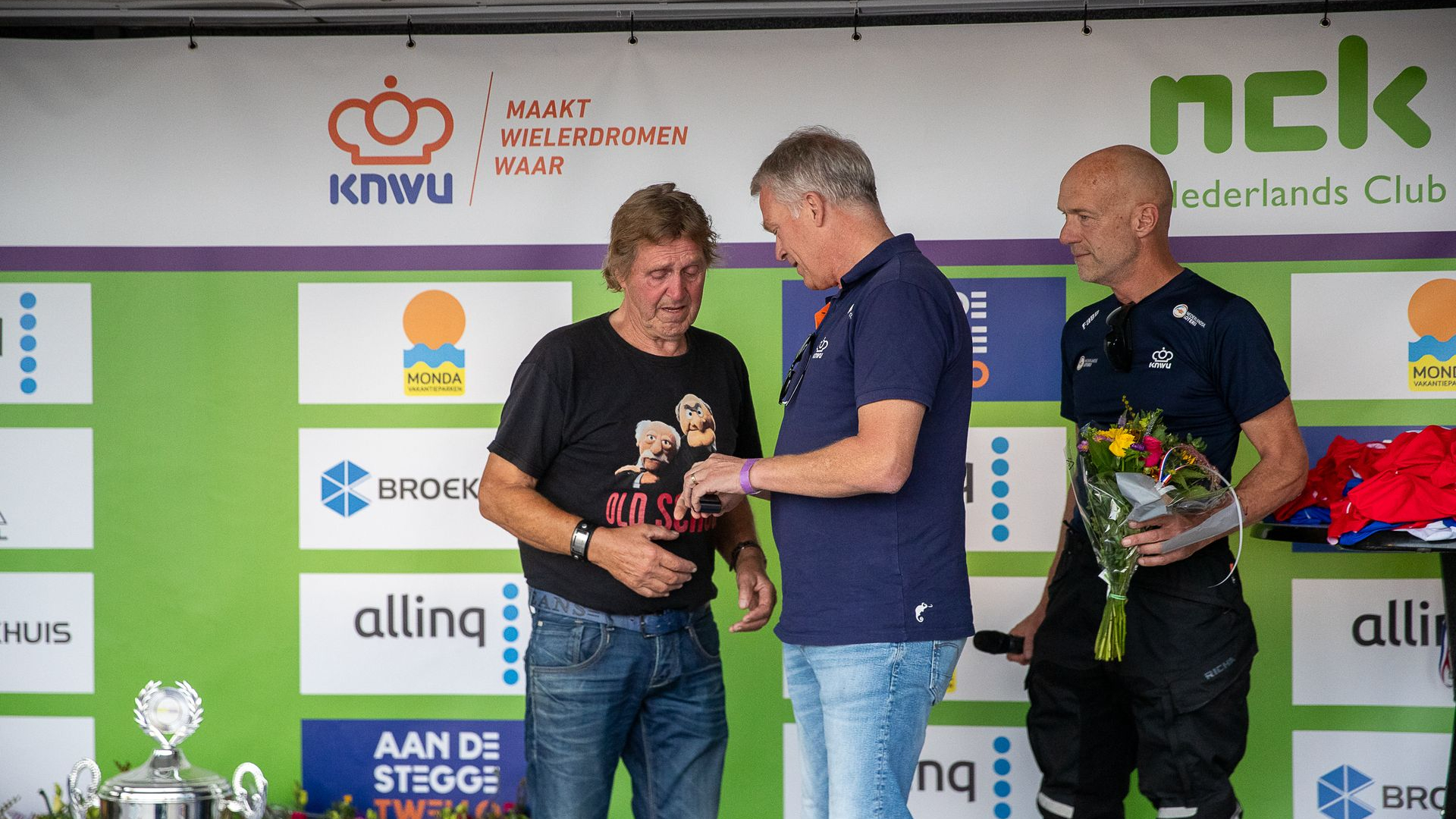 Foto: Wezeper Wim Kruis ontvangt Gouden Wiel KNWU
