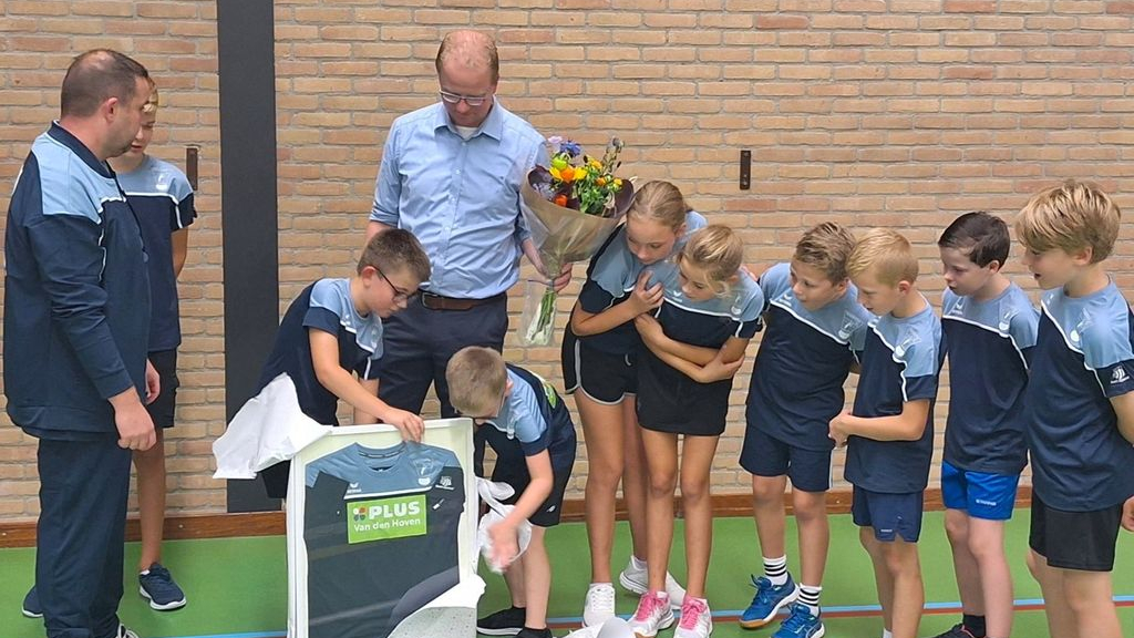 Foto: Plus den Hoven supermarkt Wezep sponsort wederom de jeugd Badminton'80 Wezep