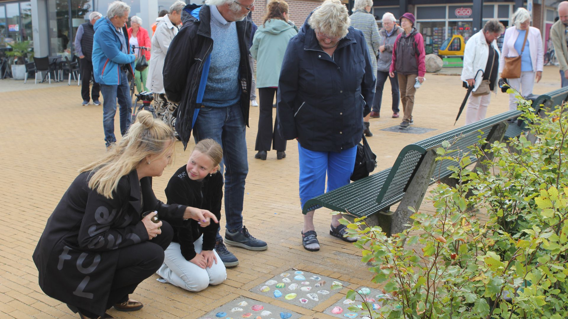 Foto: Beschilderde keitjes als symbool van kracht en verbinding tussen mensen