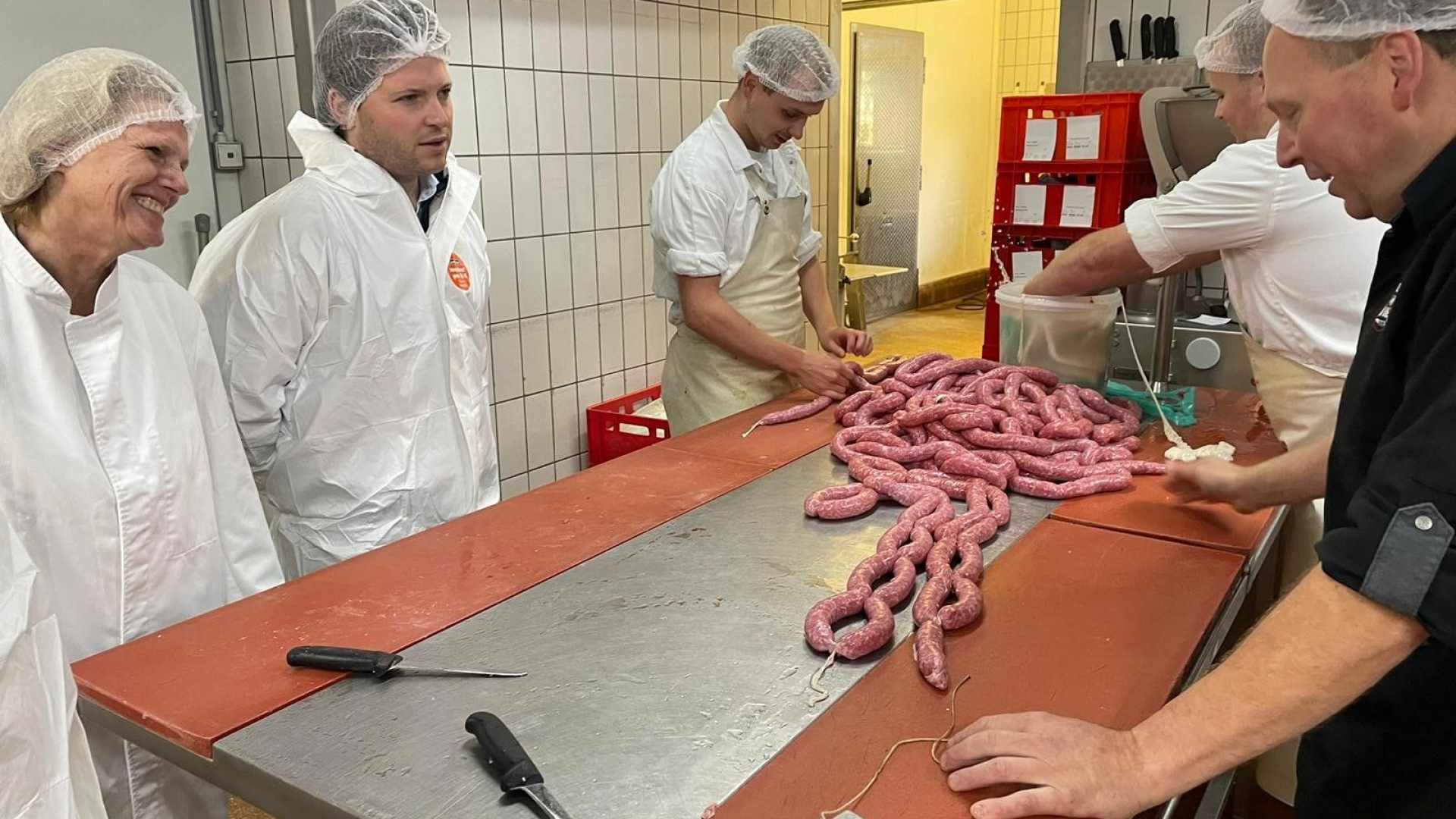 Foto: Bezoek aan zelfslachtende slager Van de Weg door Kamerlid Van Campen