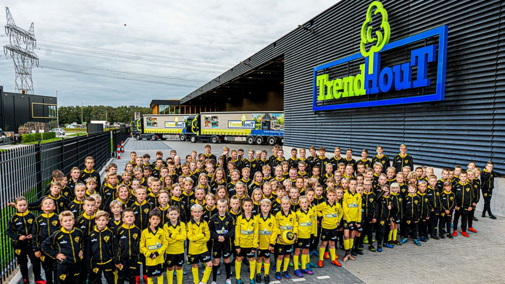 Foto: VSCO'61-Jeugd op bezoek bij hoofdsponsor Trendhout