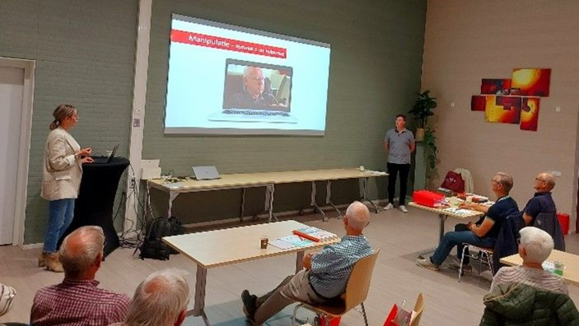 Foto: Belangrijke tips bij lezing door bank, politie en bieb
