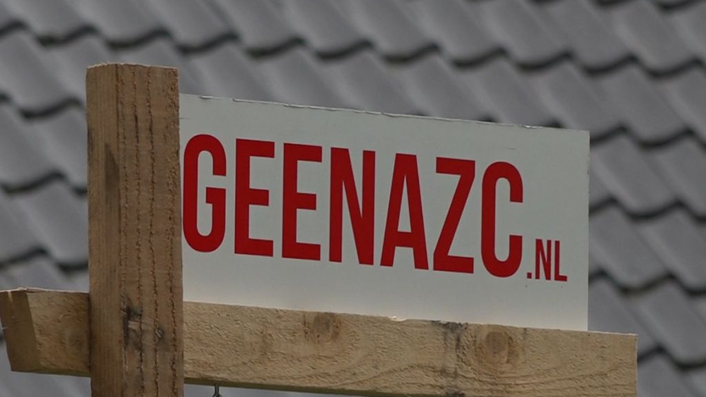 Foto: Raadslid neemt stiekem telefoontje op, COA boos