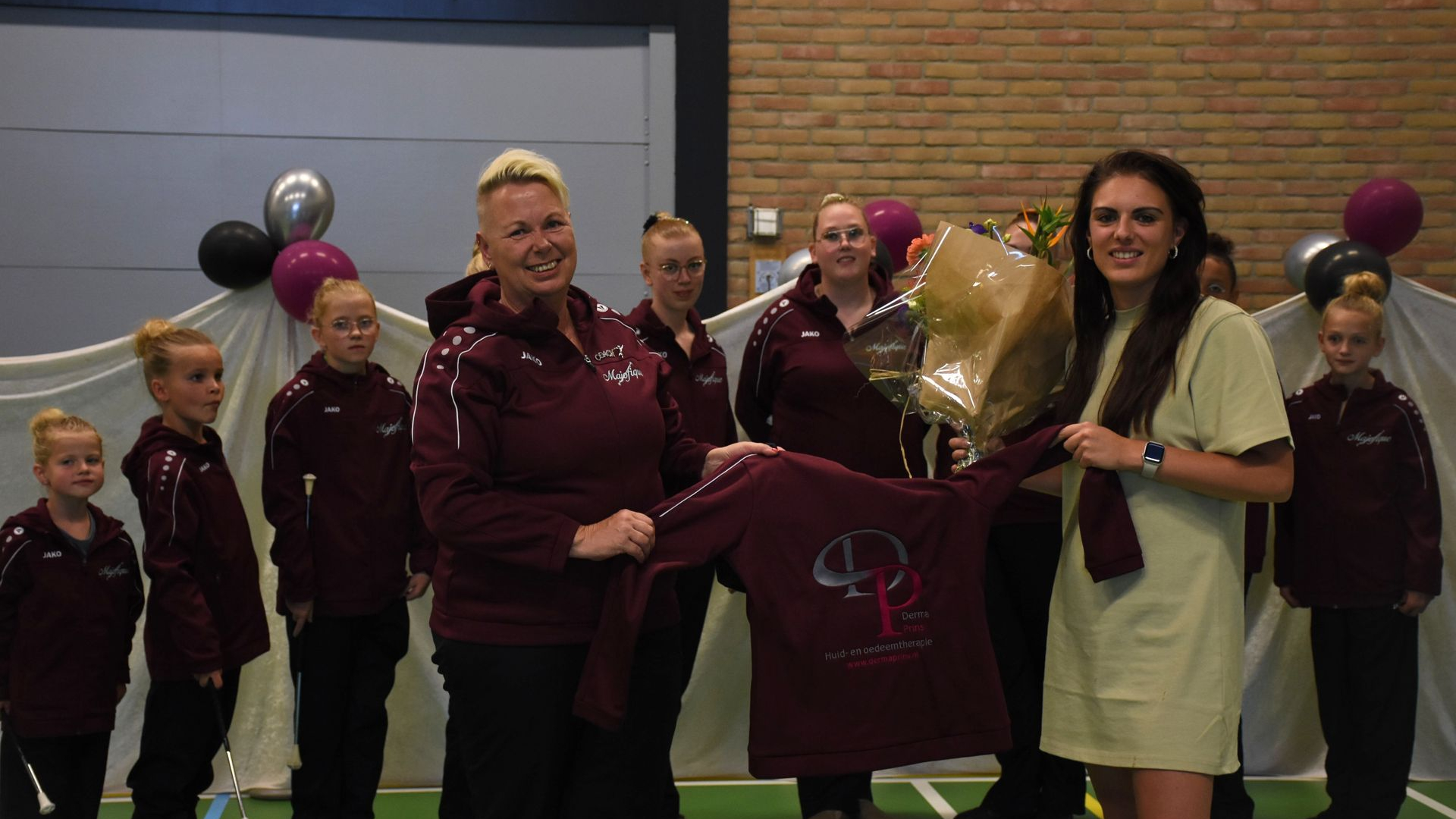 Foto: Derma Prins heeft Twirlvereniging Majofique gesponsord met trainingspakken