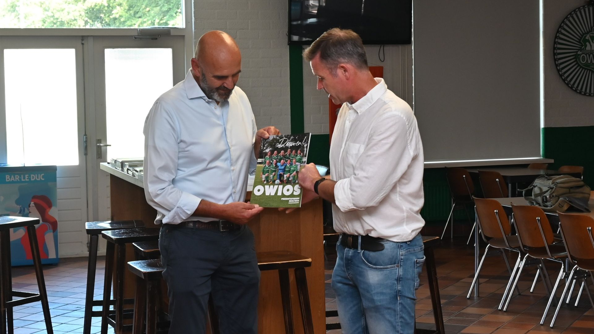 Foto: Uitreiking nieuwe 22e presentatiegids OWIOS