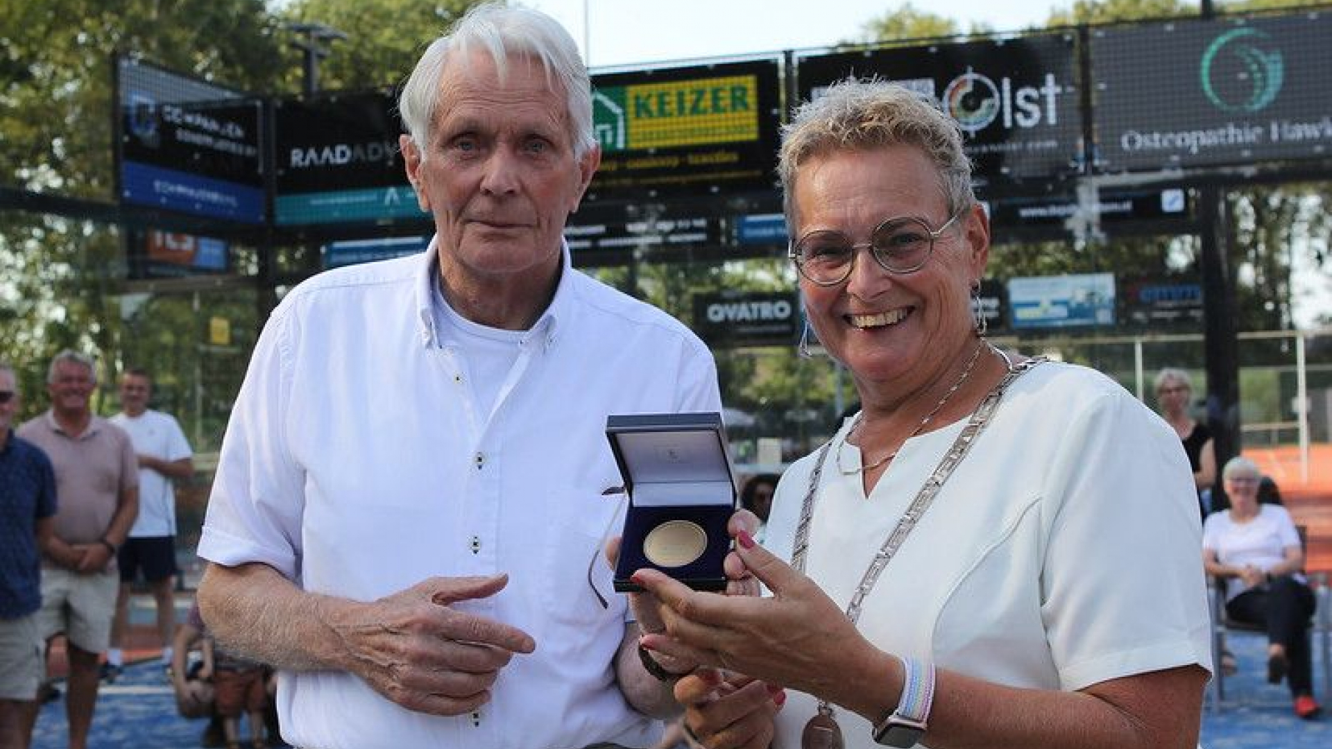 Foto: Erepenningen overhandigd bij Wezep Tennis Padel